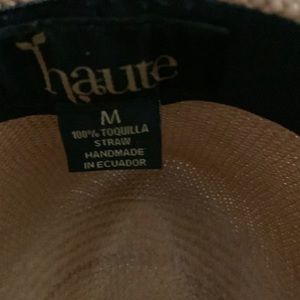 100 % Straw hat Excellent condition never worn. No defects or marks or stains